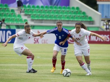 Mélissa Plaza est une footballeuse professionnelle et conférencière sportive