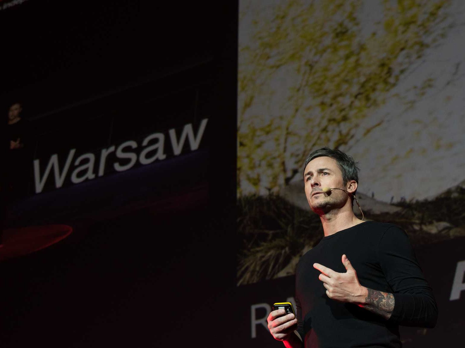 Cédric Dumont est parachutiste de base jump est wingsuit. Cédric Dumont est aussi conférencier sportif pour WeChamp Entreprise