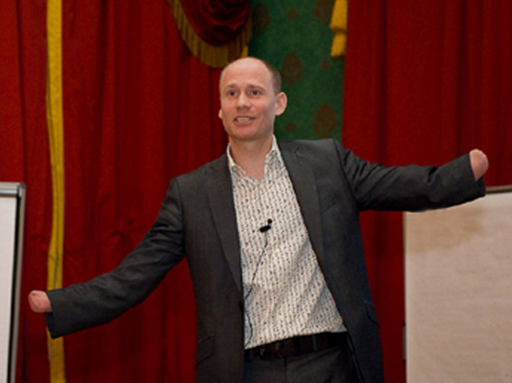 Jamie Andrew est un alpiniste écossais. Jamie est aussi conférencier et partage sa force de résilience auprès des entreprise à travers son histoire bouleversante