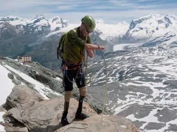 Jamie Andrew est un alpiniste écossais. Jamie est aussi conférencier et partage sa force de résilience auprès des entreprise à travers son histoire bouleversante