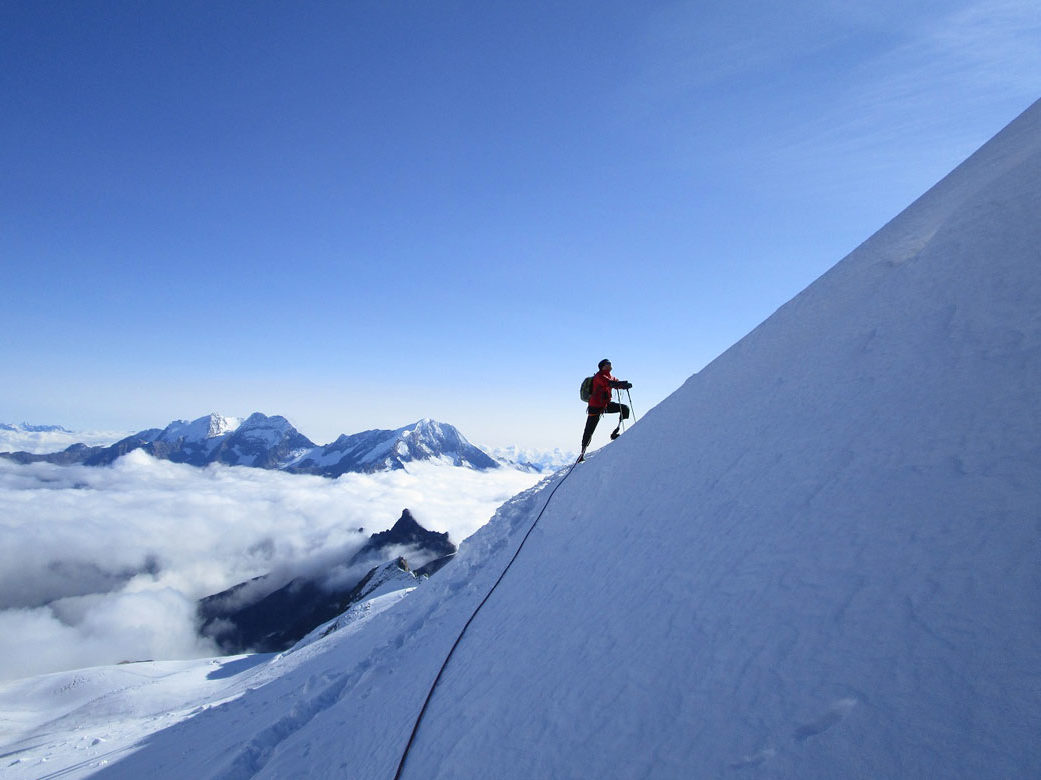 Jamie Andrew est un alpiniste écossais. Jamie est aussi conférencier et partage sa force de résilience auprès des entreprise à travers son histoire bouleversante