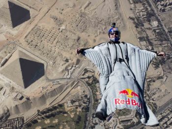 Cédric Dumont est parachutiste de base jump est wingsuit. Cédric Dumont est aussi conférencier sportif pour WeChamp Entreprise