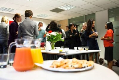 conférence lors d'un petit déjeuner 