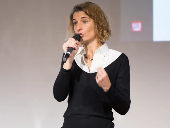 caroline-loisel-conférence-université-entreprise-paris-expérience-épisode-digitale-intervention-recherche-groupe-monde-soft-skills-partenaire-histoire-échange-disponible