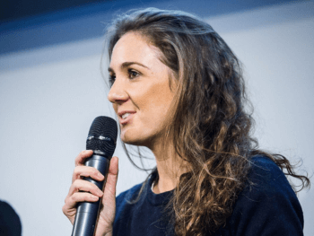 Marjolaine Grondin conférencière WeChamp au micro